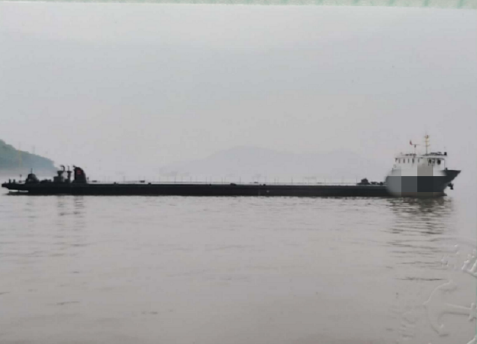 出售2014年674吨前驾驶甲板驳船